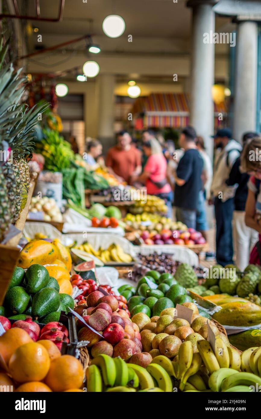 Funchal, Madeira, Portugal, 7. November 2024: Auf dem Bauernmarkt Mercado dos Lavradores in Funchal, Madeir, kaufen Menschen Obst und Essen Stockfoto