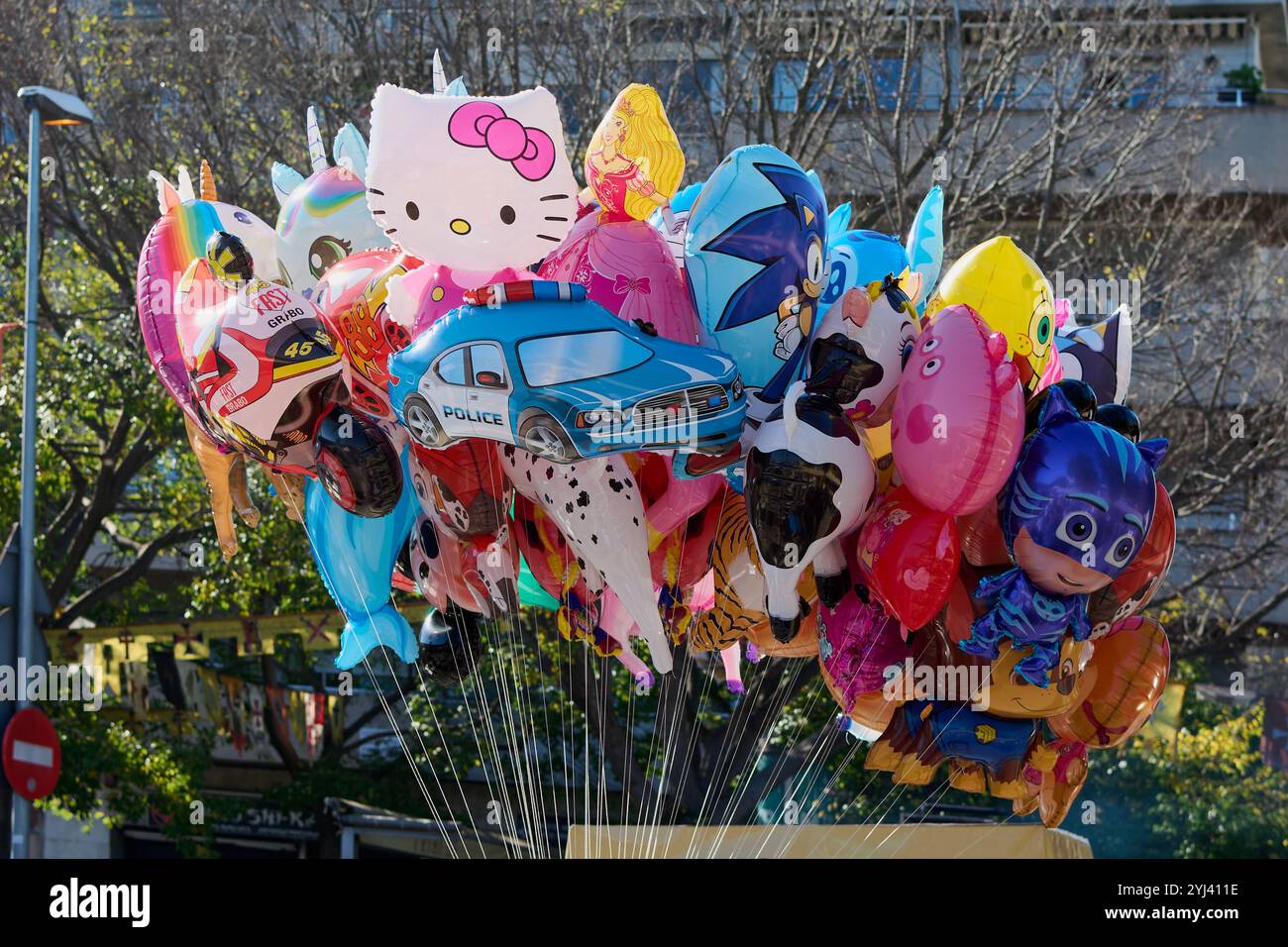 Montcada i Reixac. Spanien - 13. November 2024: Eine lebhafte Sammlung von Ballons mit Charakter, darunter beliebte Cartoons und Tiere, die in einem ausgestellt werden Stockfoto