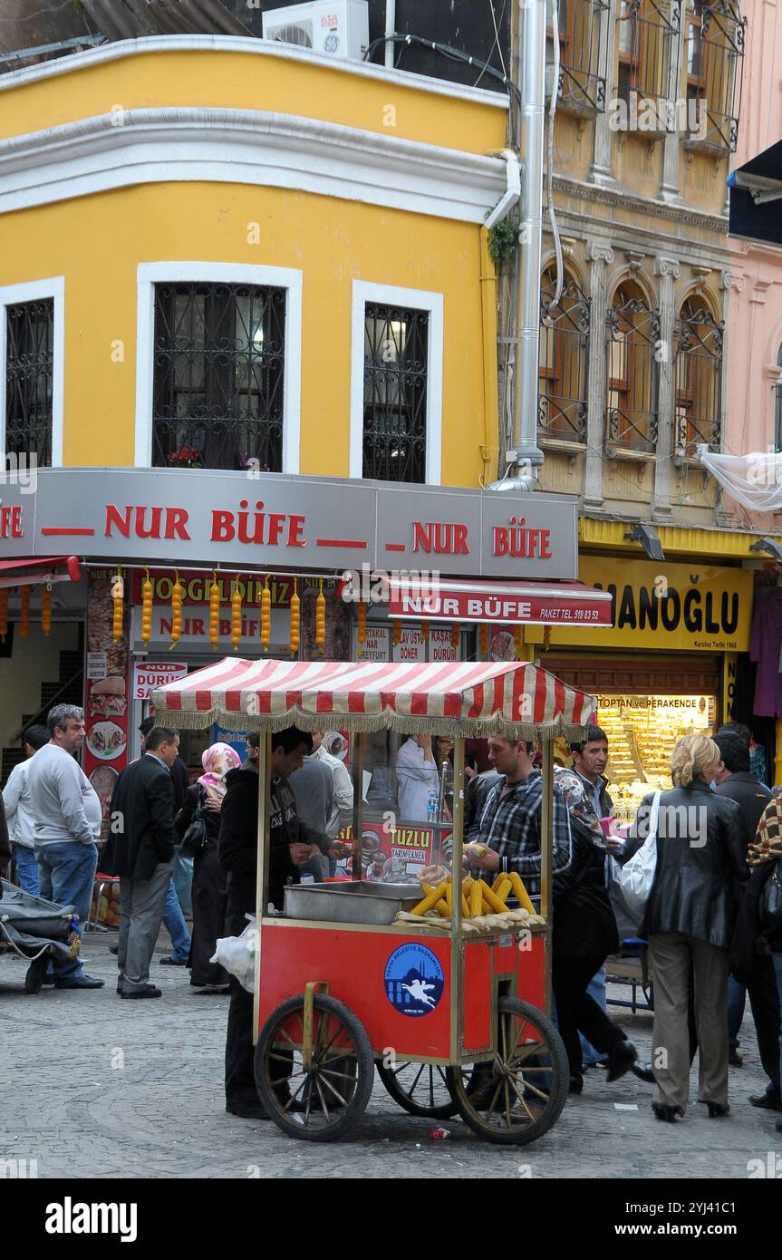 Gerösteter Maishändler im Stadtzentrum von Istanbul, Türkei Stockfoto