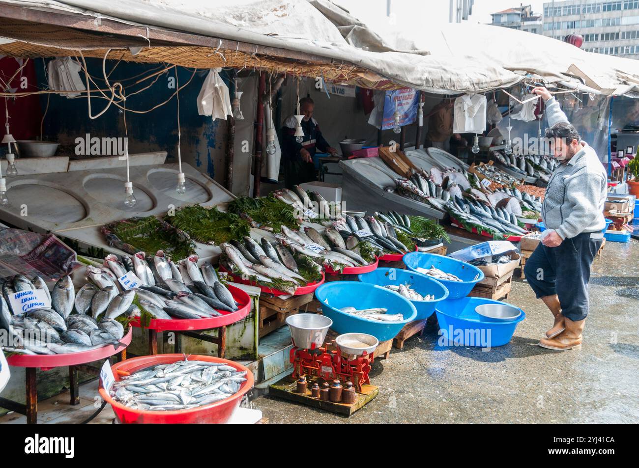 Fischhändler vor seinem Geschäft im Fischerviertel Eminonu, Istanbul, Türkei Stockfoto