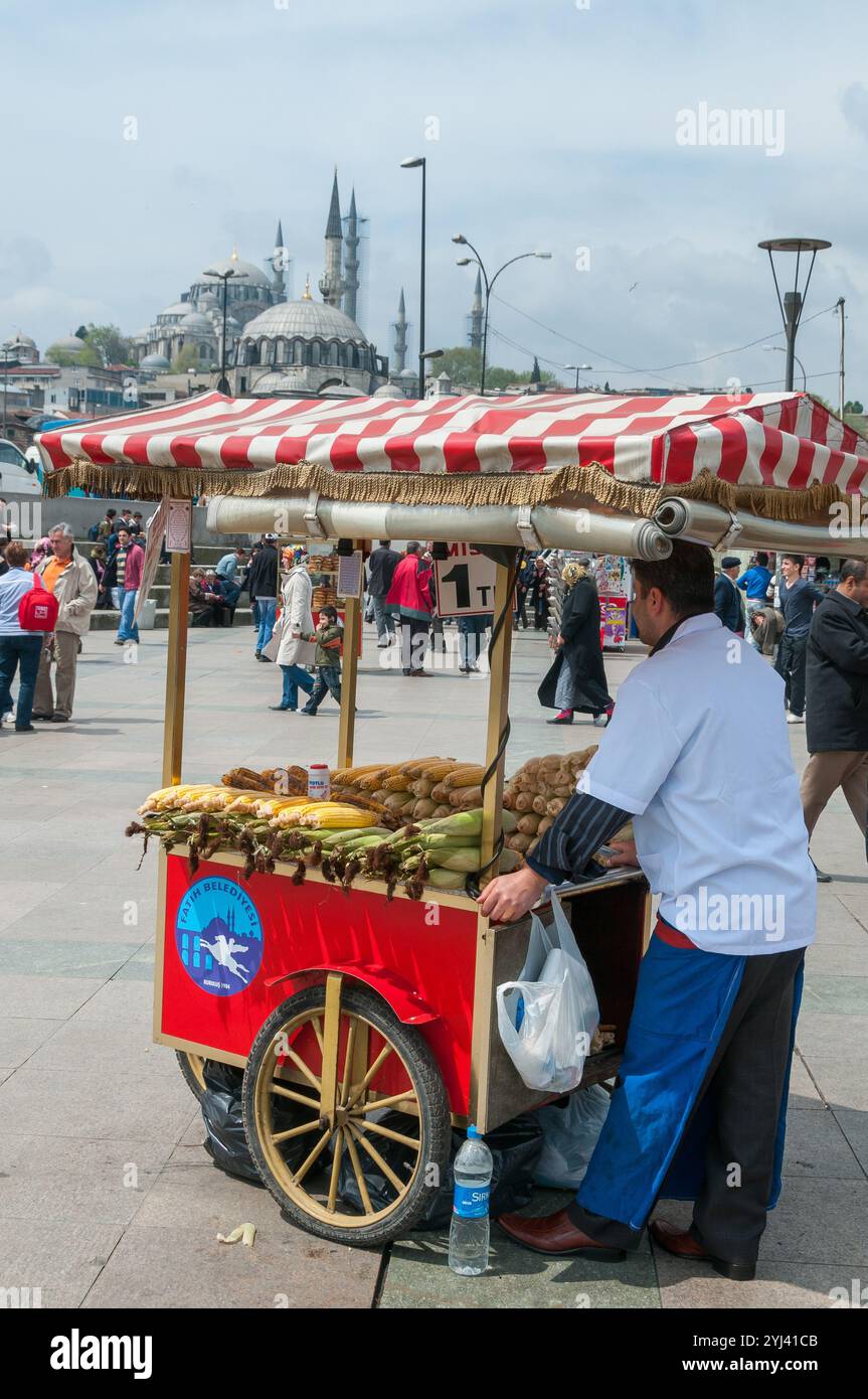 Street Food-Händler in Eminonu, Istanbul, Türkei Stockfoto