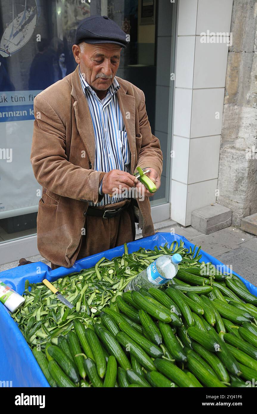 Gemüseverkäufer auf den Straßen von Istanbul, Türkiye Stockfoto