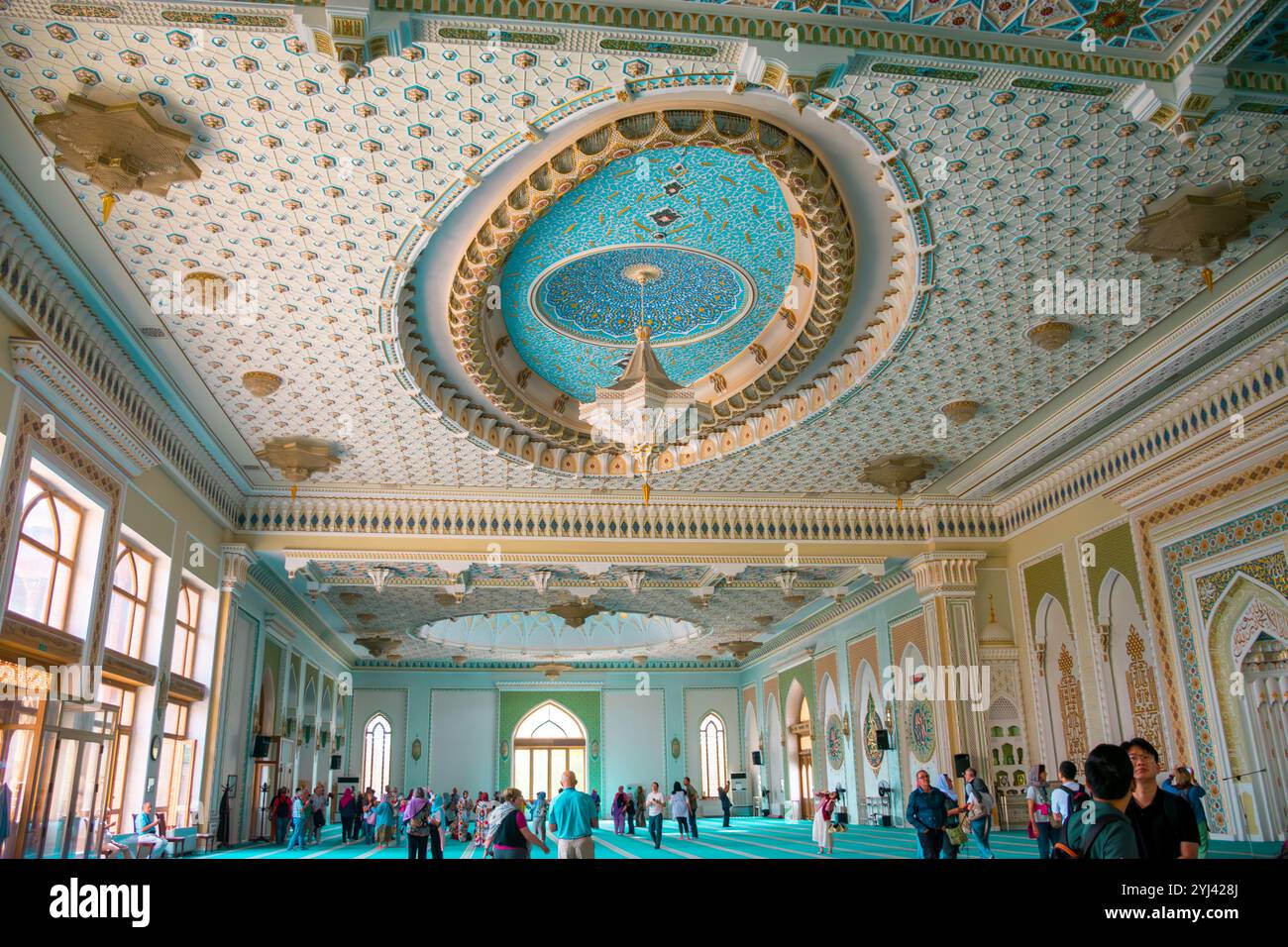 Taschkent, Usbekistan;16. September 2024;die bemalte Mosaikkuppel in der Imam Khast Moschee in Taschkent, Usbekistan, ist eine atemberaubende Ausstellung islamischer Elemente Stockfoto