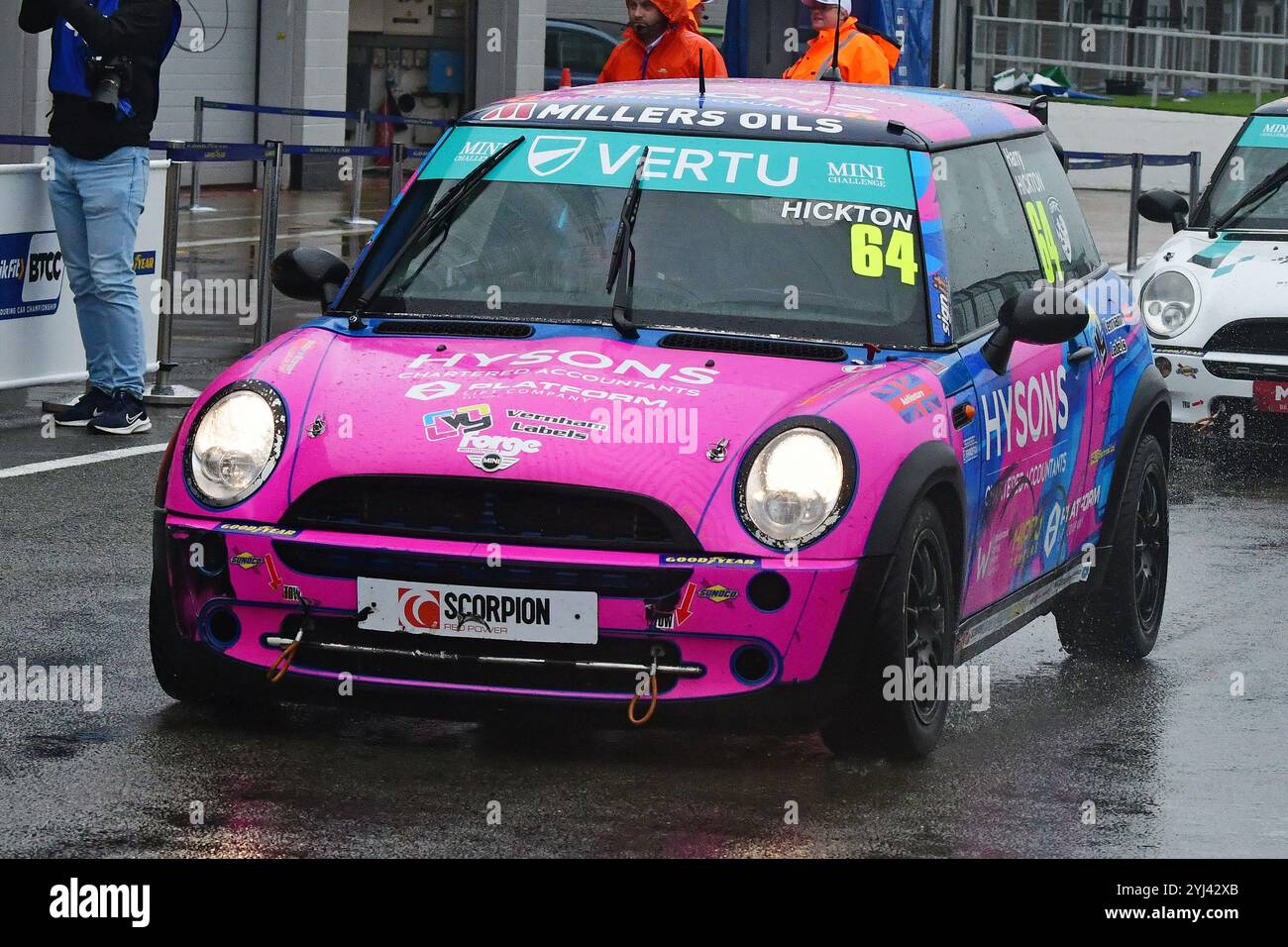 Harry Hickton, Westbourne Motorsport, MINI Cooper, Vertu MINI Challenge Trophy 2024, 20-Minuten-Rennen, Single-Marque-Rennen, Autos basieren auf der R50 Stockfoto