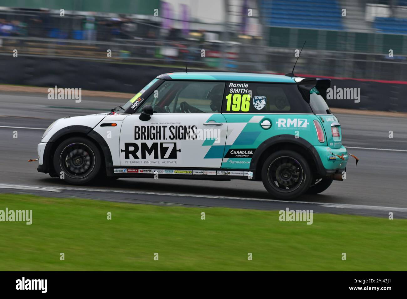 Ronnie Smith, Chandler Motorsport, MINI Cooper, Vertu MINI Challenge Trophy 2024, 20-Minuten-Rennen, Single-Marque-Rennen, Autos basieren auf der R50 MIN Stockfoto