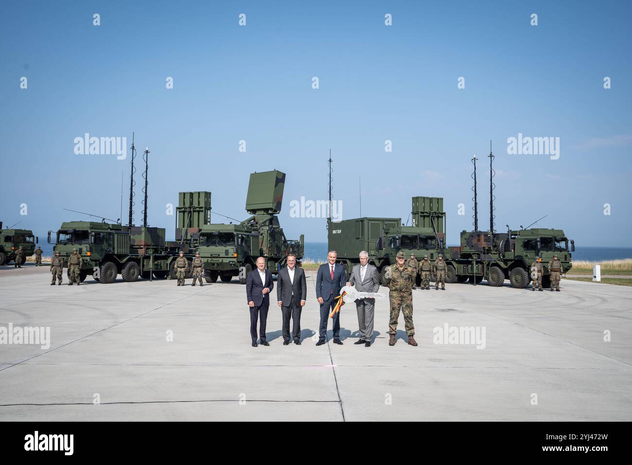 Indienststellung Waffensystem IRIS-T SLM durch Bundeskanzler und Verteidigungsminister bei der Flugabwehrraketengruppe 61 der Bundeswehr in Todendorf - Symbolische Schlüsselübergabe mit Olaf Scholz, Bundeskanzler, Boris Pistorius, Bundesminister der Verteidigung, Helmut Rauch, CEO und Sprecher der Geschäftsführung Diehl Defence, Harald Albrecht, Leitender Direktor Bundesamt für Ausrüstung, Informationstechnik und Nutzung BAAINBw Generalleutnant Ingo Gerhartz, Inspekteur der Luftwaffe von linksIndienststellung Waffensystem IRIS-T SLM durch Bundeskanzler und Verteidigungsminister bei der Flugabw Stockfoto