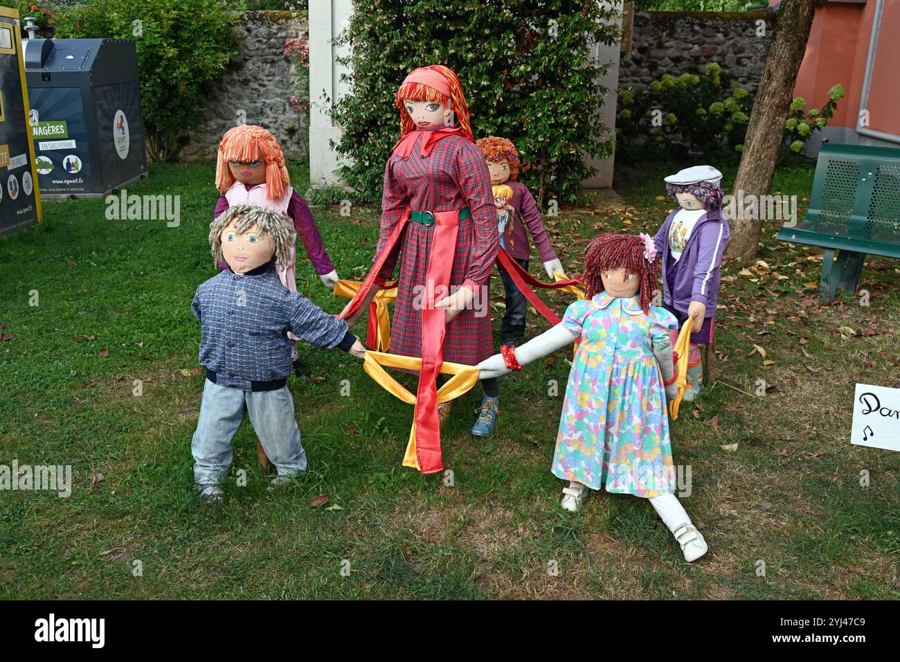 Campan Mounaques, große Puppen oder Marionetten, Kinder im Volkstüm tanzen einen Volkstanz, Campan Hautes-Pyrénées Pyrenäen Frankreich Stockfoto