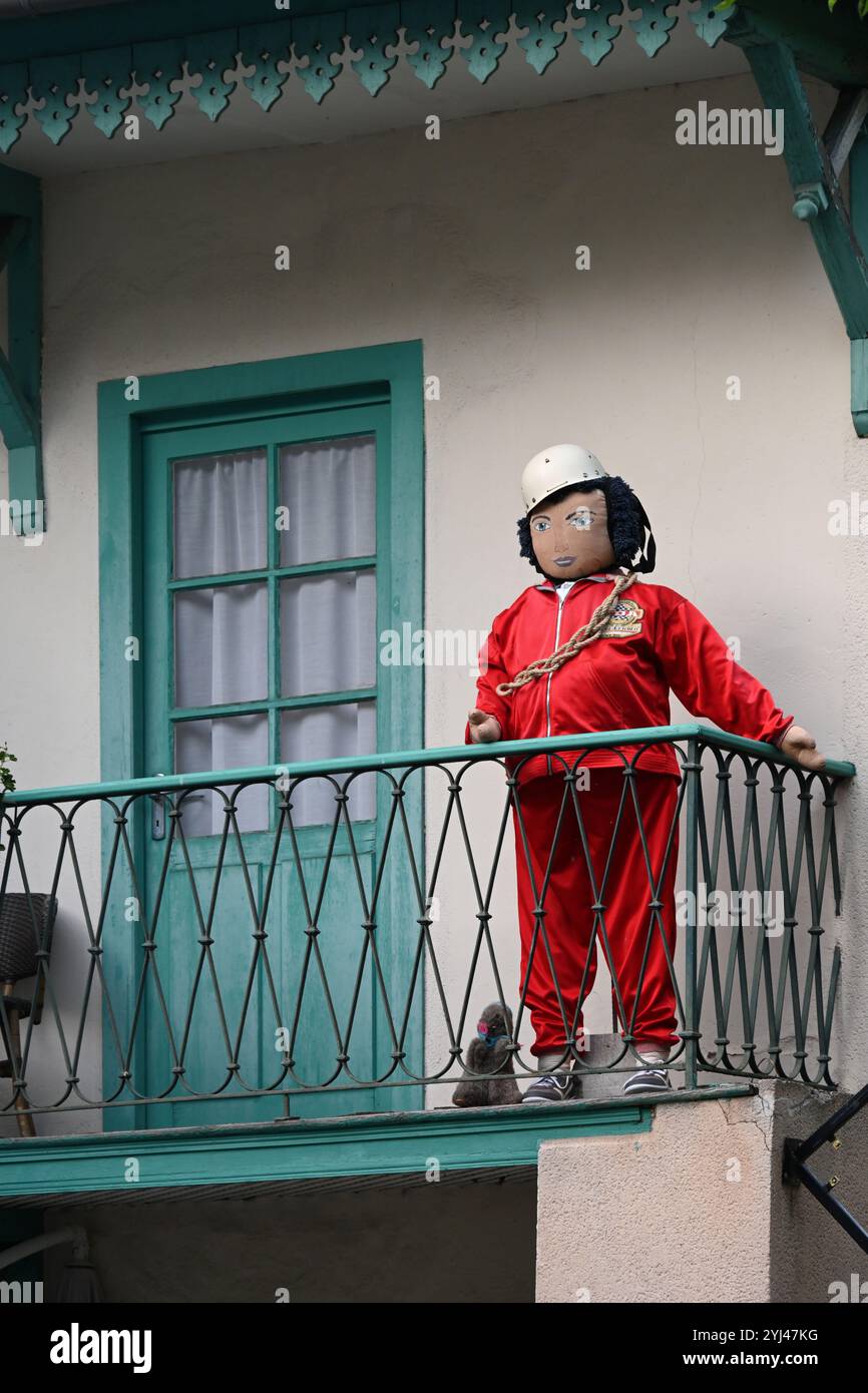 Mounaque von Campan, große Puppe oder Puppe auf dem Balkon des traditionellen Dorfhauses, Campan Hautes-Pyrénées Pyrenäen Frankreich Stockfoto