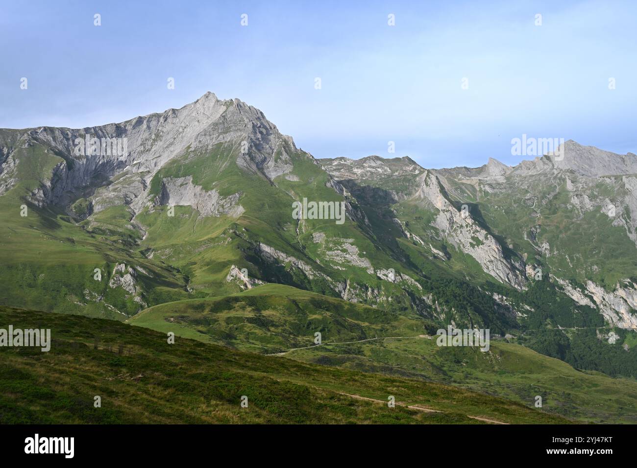 Panorama- oder Panoramablick auf Col de Soulor (1471 m) oder Soulor Mountain Pass auf den Hautes-Pyrénées/Pyrénées-Atlantiques Grenze Pyrenäen Frankreich Stockfoto