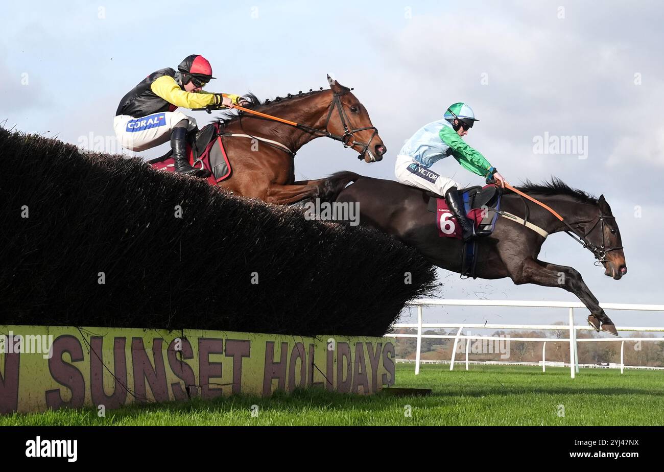 Shecouldbething, das von Sean Bowen (links) auf dem Weg zum Sieg der Yorton Mares' Novices' Chase auf der Rennbahn Bangor-on-Dee im Wrexham County Borough gefahren wurde. Bilddatum: Mittwoch, 13. November 2024. Stockfoto