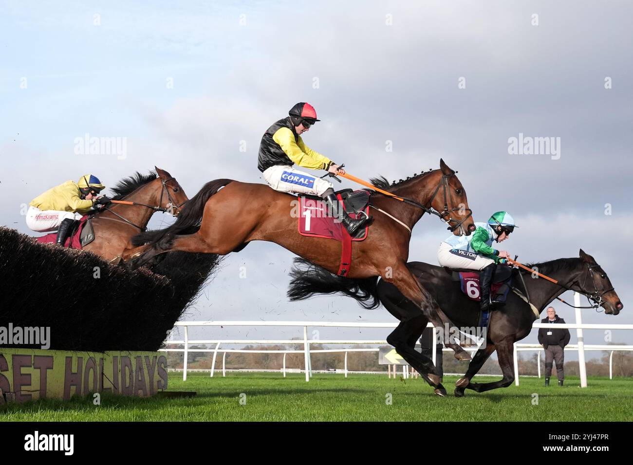 Shecouldbething, das von Sean Bowen (Mitte) auf dem Weg zum Sieg der Yorton Mares' Novices' Chase auf der Rennbahn Bangor-on-Dee im Wrexham County Borough gefahren wurde. Bilddatum: Mittwoch, 13. November 2024. Stockfoto