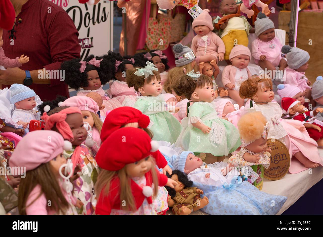 Montcada i Reixac. Spanien - 13. November 2024: Vielfältige Sammlung von Puppen in farbenfrohen Outfits auf einem Markt, die die Handwerkskunst und die Handwerkskunst hervorheben Stockfoto