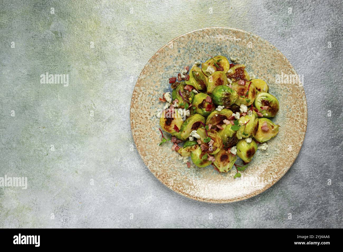 Gebratene rosenkohl, mit Speck, vegetarisches Essen, hausgemacht, keine Leute Stockfoto