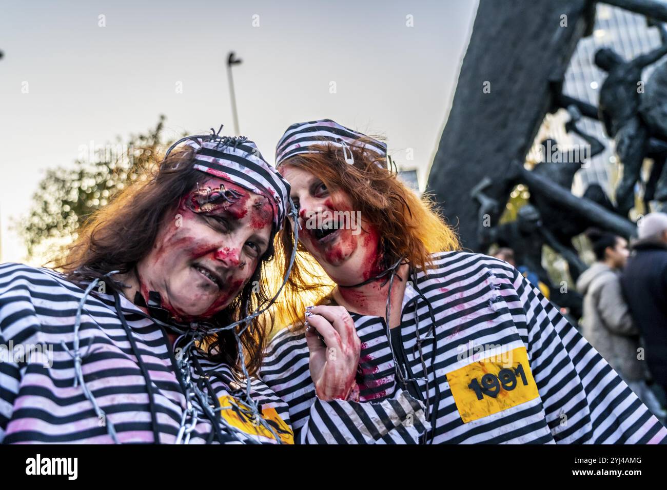 Der Zombiewalk in Essen, an Halloween gingen mehrere hundert Menschen, einige als gruselige Zombies gekleidet, Untote, vom Hauptbahnhof zum Bahnhof Stockfoto
