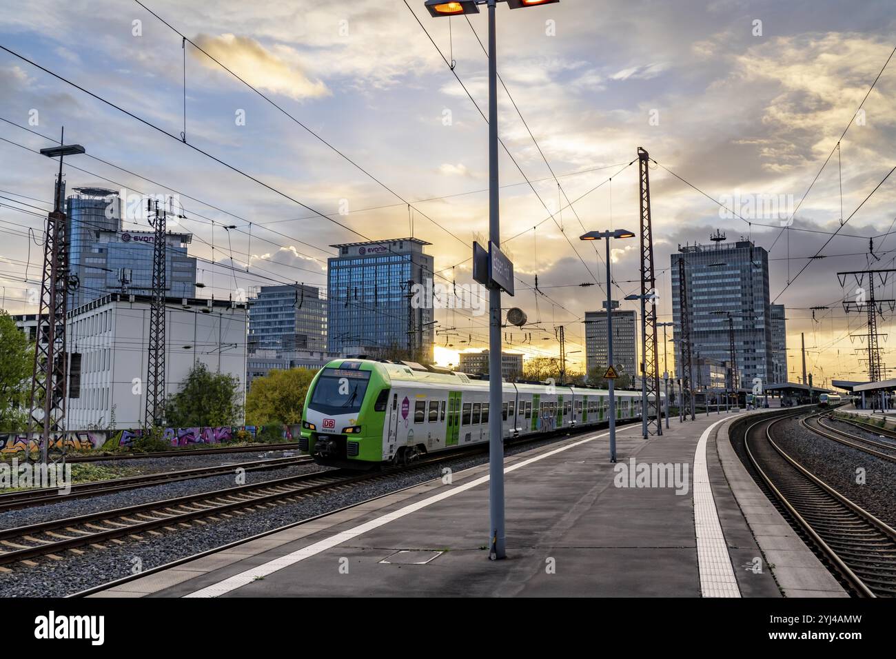 Regionalzug, der am Hauptbahnhof Essen ankommt, Bahnsteig, Skyline des Stadtzentrums, Nordrhein-Westfalen, Deutschland, Europa Stockfoto