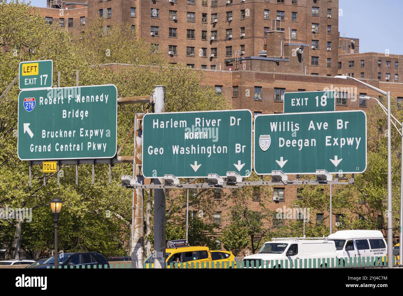 Verkehrsleitlinien und -Schilder in Manhattan, New York City, New York, USA, Nordamerika Stockfoto