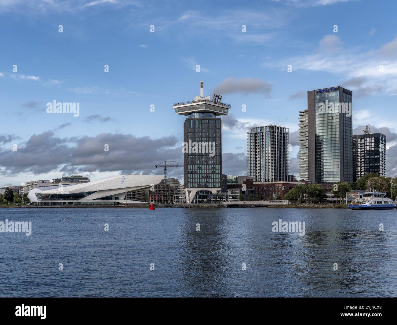 Modernes Kulturzentrum am Wasser, Eye Film Museum und der attraktive A'DAM Lookout Wolkenkratzer am Ufer der IJpromenade, Amsterdam, Nort Stockfoto