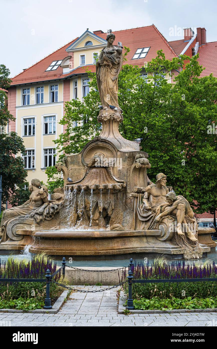 Ceres-Brunnen des Bildhauers Edmund Gomansky auf dem Ignacy Daszynski-Platz in Opole, Woiwodschaft Opole, Polen. Stockfoto