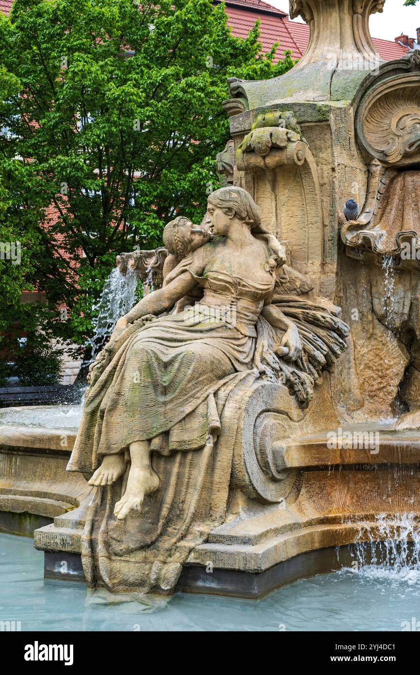 Skulpturendetails am Ceres-Brunnen des Bildhauers Edmund Gomansky auf dem Ignacy Daszynski-Platz in Opole, Woiwodschaft Opole, Polen. Stockfoto