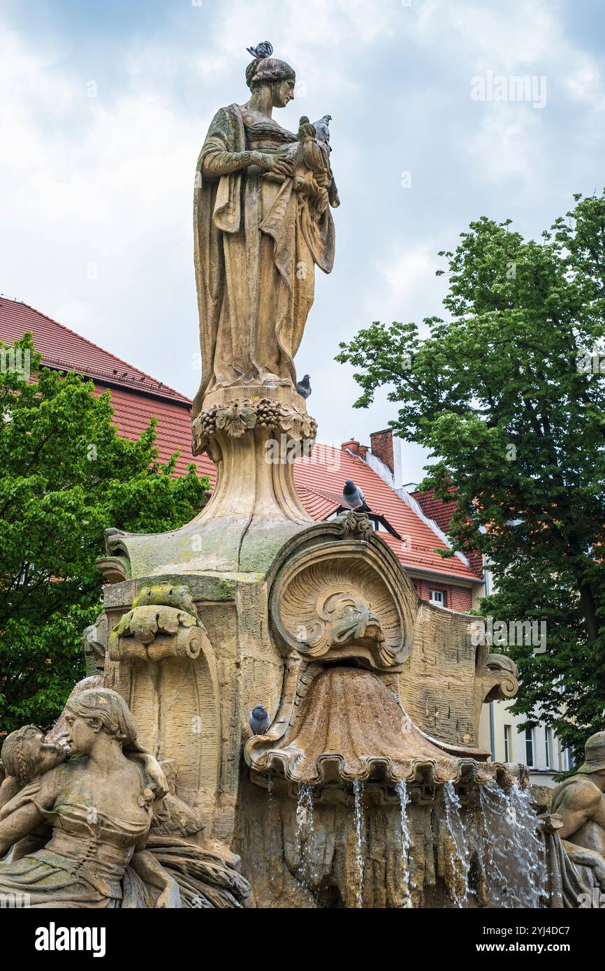 Skulpturendetails am Ceres-Brunnen des Bildhauers Edmund Gomansky auf dem Ignacy Daszynski-Platz in Opole, Woiwodschaft Opole, Polen. Stockfoto