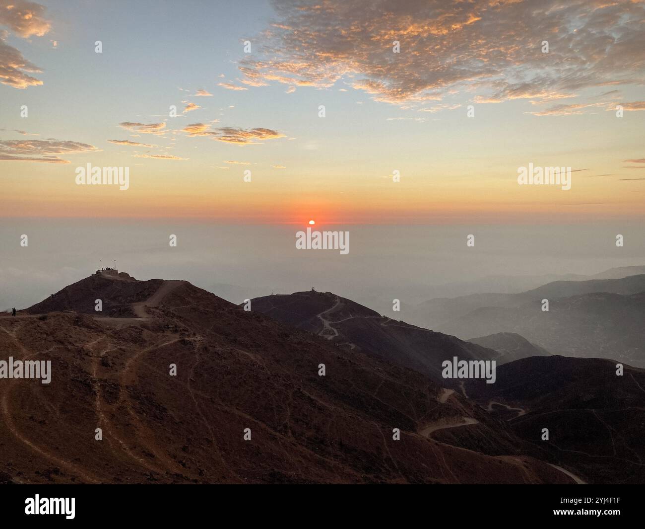 Verlassene und trockene Hügel in Villa del Triunfo, Lima, Peru bei Sonnenuntergang Stockfoto