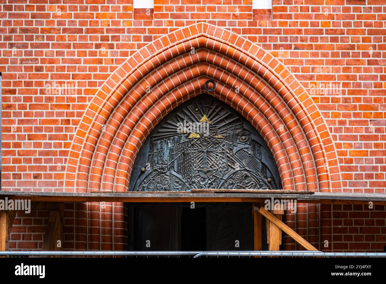 Das Westportal wurde wegen Bauarbeiten geschlossen, mit einer Darstellung des Throns der Gnade im Tympanon, Kathedrale des Heiligen Kreuzes, Oppeln, Polen. Stockfoto