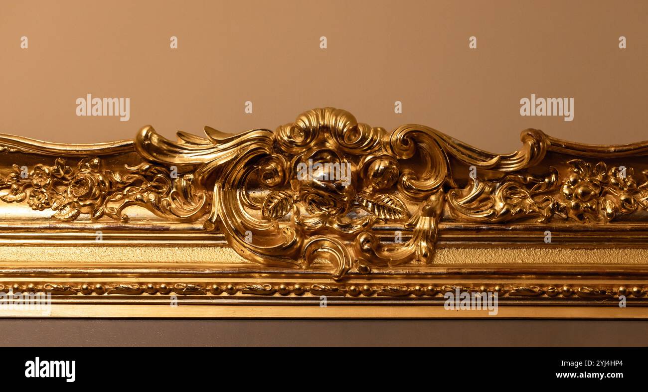 Alte Vintage-goldene Rahmendetails, Holzschnitzerei Nahaufnahme, Vorderansicht Stockfoto