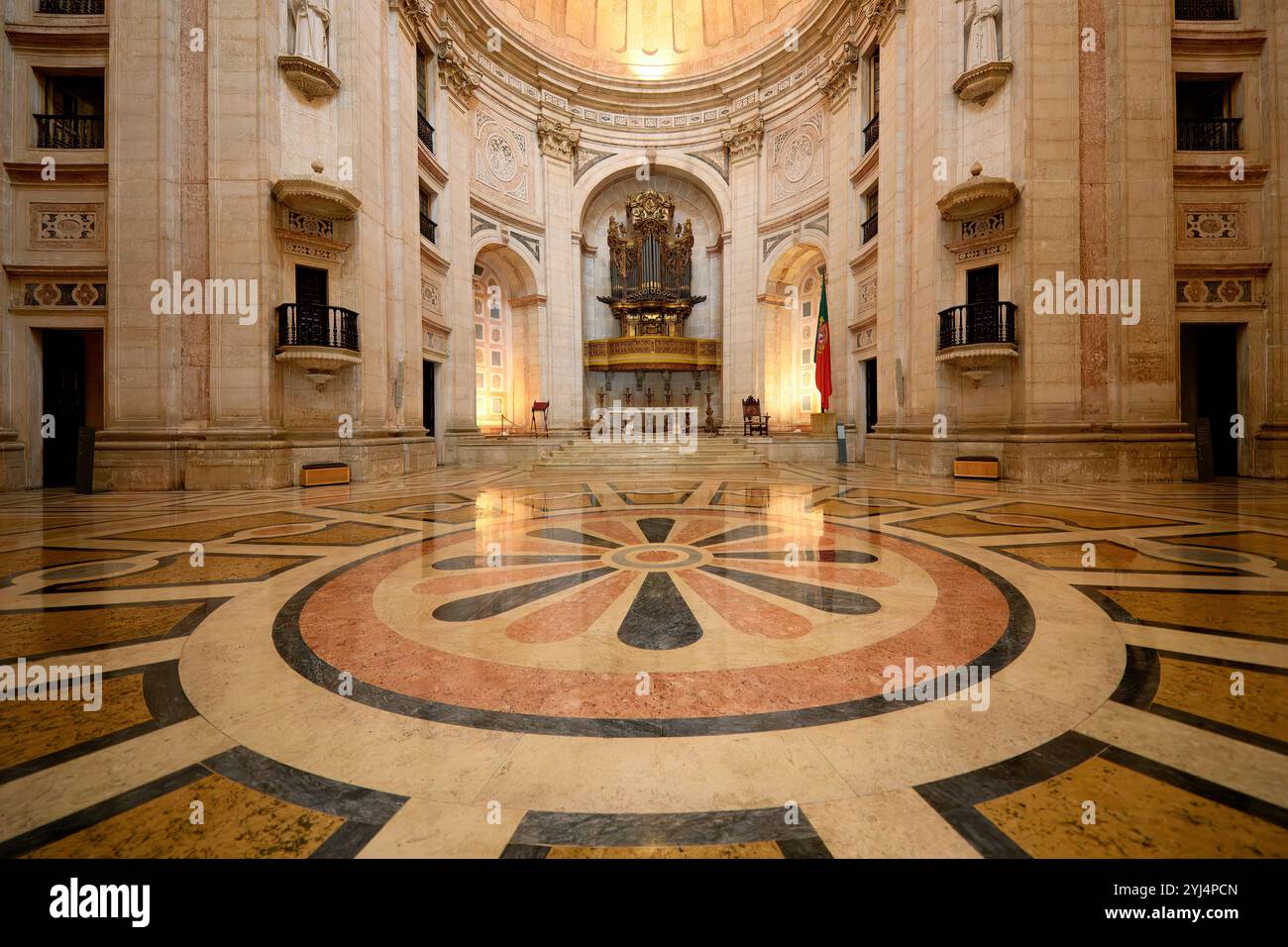 Kirche Santa Engracia wurde in nationales Pantheon umgewandelt, Zentralkreuz und Schiffe polychromte Marmormuster und Pfeifenorgel, Lissabon, Portugal Stockfoto