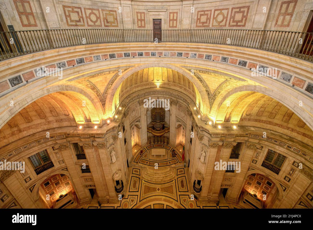 Kirche Santa Engracia wurde in nationales Pantheon umgewandelt, Zentralkreuz und Schiffe polychromte Marmormuster und Pfeifenorgel, Lissabon, Portugal Stockfoto