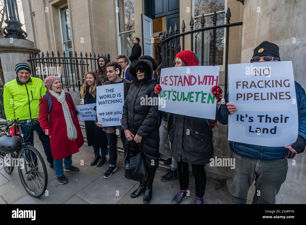 London, Großbritannien. Januar 2019. Aktivisten der kanadischen Botschaft protestieren in Solidarität mit den Wet'suwet'en von British Columbia, von denen 14 mit der Waffe verhaftet wurden, weil sie den Bau einer Pipeline gestoppt hatten, um frackiertes Gas durch ihre Heimat zu transportieren. Diese Ureinwohner haben nie Verträge mit Kanada unterzeichnet oder Rechte und Titel auf diese Länder aufgegeben und sie sagen, Kanada verletzt das Anuk Nu'at'en (Wet'suwet'en-Gesetz) und seine eigenen Kolonialgesetze. Sie sagen, dass das Erdgas-Pipeline-Projekt bis 2030 8,6 Millionen Tonnen CO2-Verschmutzung pro Jahr erhöhen wird, was das Klima enorm erhöht Stockfoto