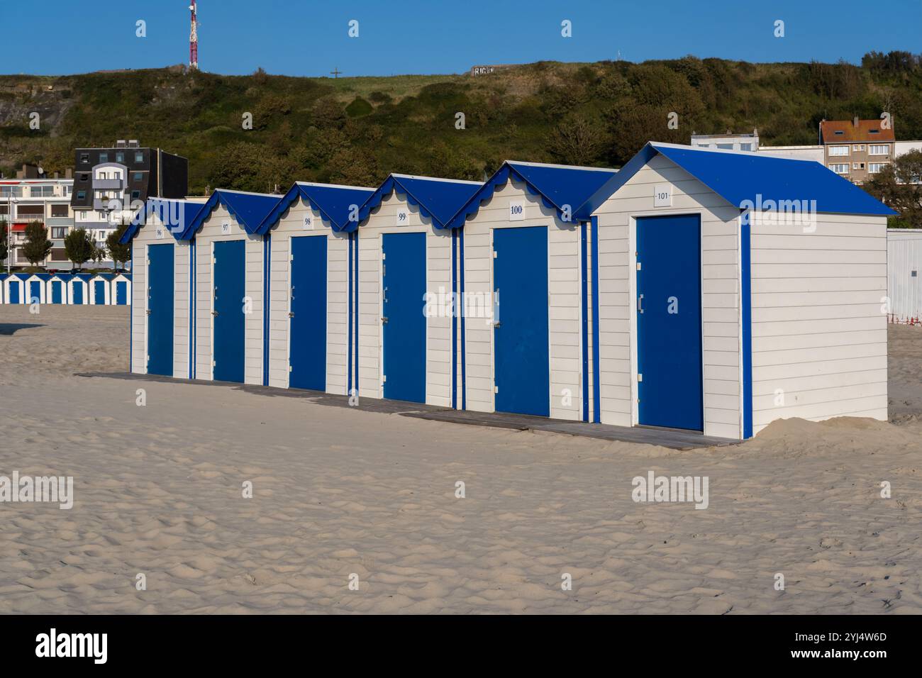 Boulogne-sur-Mer, FR - 23. September 2024: Reihen farbenfroher Strandhütten am Ufer Stockfoto