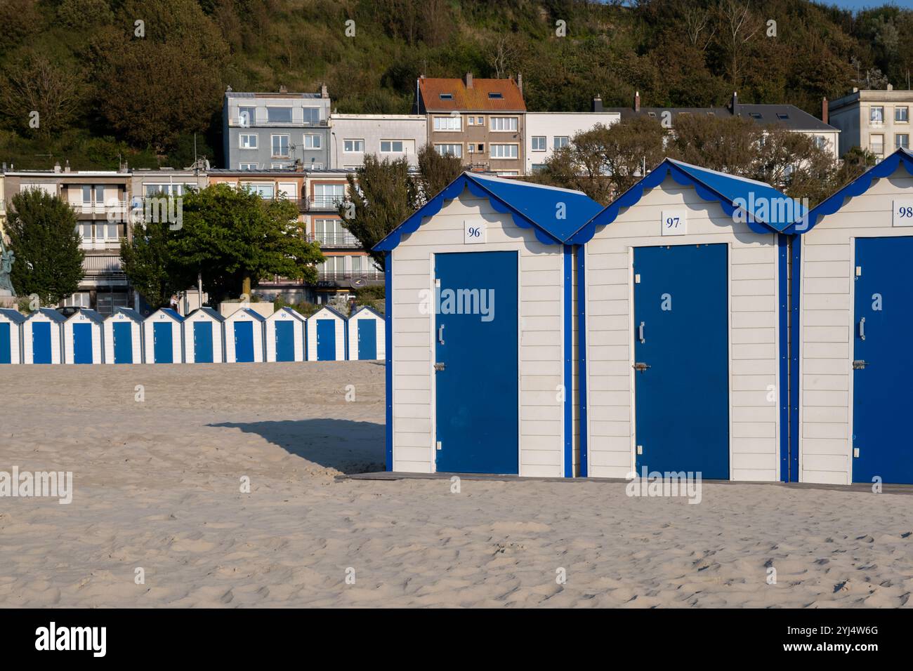 Boulogne-sur-Mer, FR - 23. September 2024: Reihen farbenfroher Strandhütten am Ufer Stockfoto
