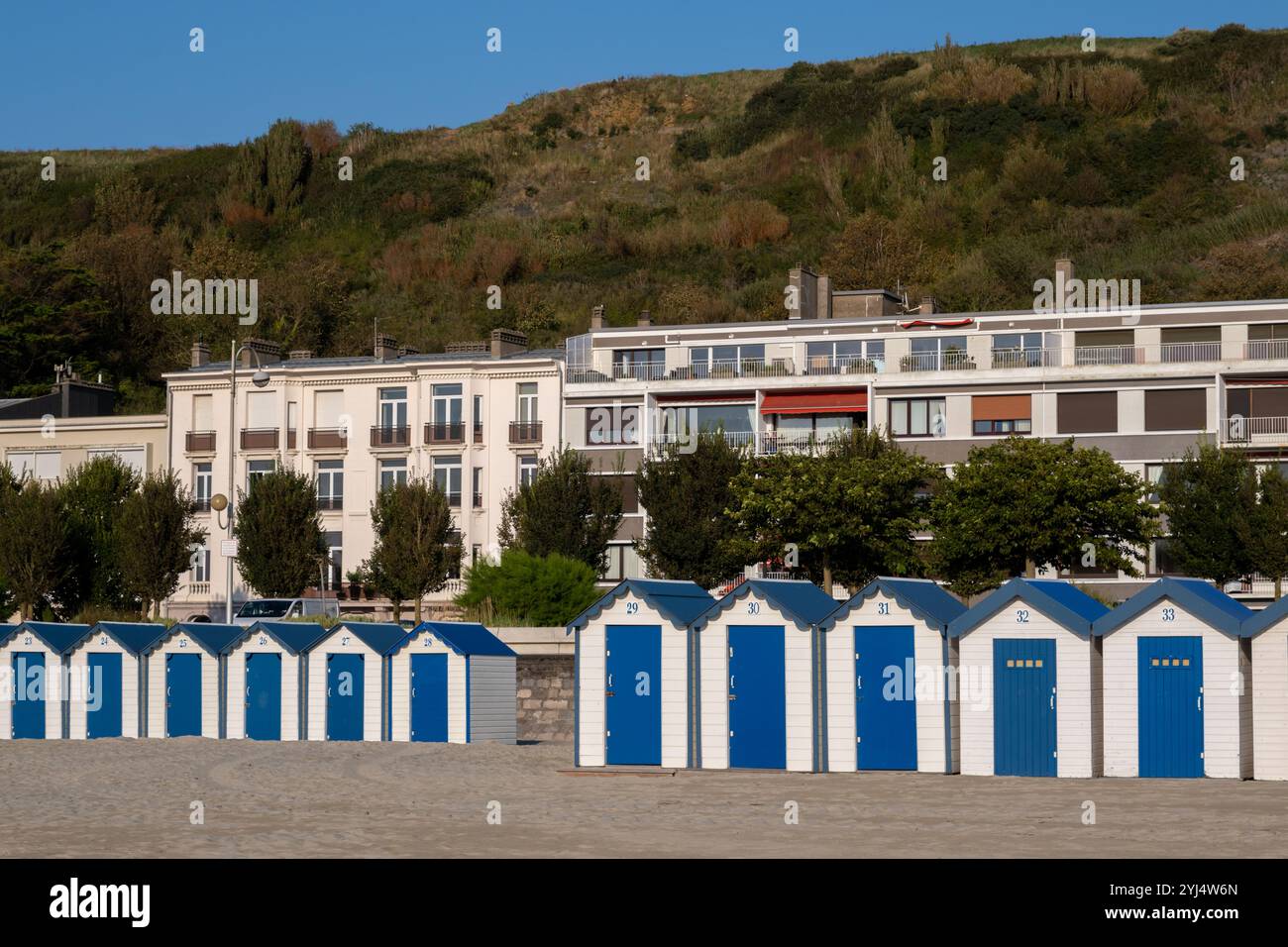 Boulogne-sur-Mer, FR - 23. September 2024: Reihen farbenfroher Strandhütten am Ufer Stockfoto