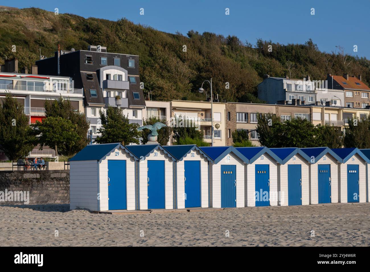 Boulogne-sur-Mer, FR - 23. September 2024: Reihen farbenfroher Strandhütten am Ufer Stockfoto