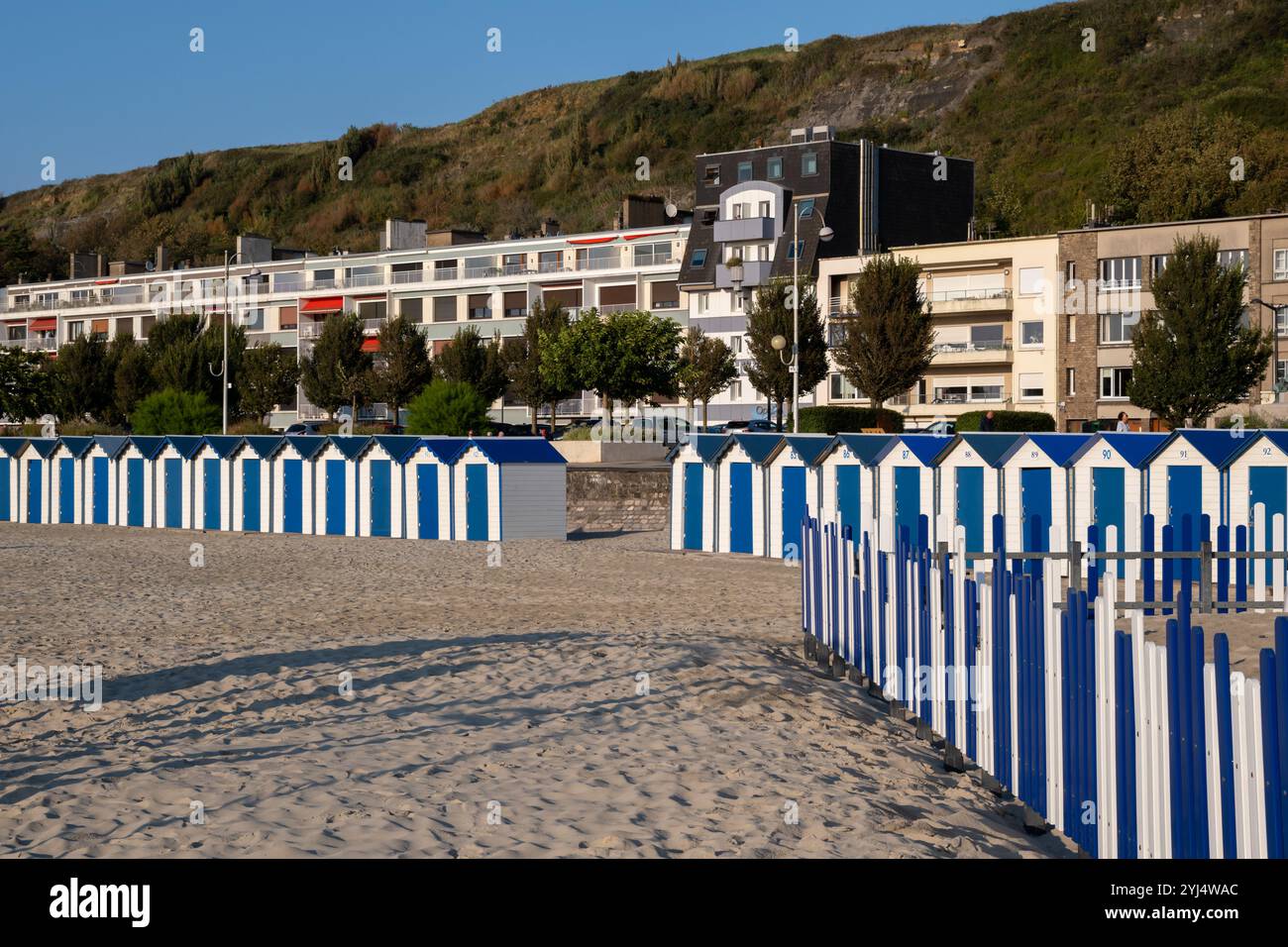 Boulogne-sur-Mer, FR - 23. September 2024: Reihen farbenfroher Strandhütten am Ufer Stockfoto