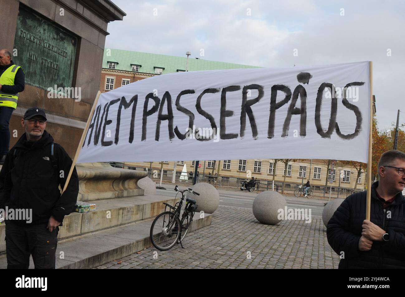 Kopenhagen/Dänemark/13. November 2024/Protestkundgebung für Krankenwagen-Fahrer-Protest-Slogan Wer wird uns beschützen oder wer wird sich um die usa kümmern, da Krankenwagen sich um andere lebensunfallbedingte Versicherungen zu einem der Protestkundgebungen für Krankenwagen-Fahrer kümmern, um auf die dänischen Politiker in Sonderminister und Kundgebungsinszenierung des dänischen parlaments christiansborg in der dänischen Hauptstadt aufmerksam zu machen. (Foto. Francis Joseph Dean/Dean Pictures) (nicht für kommerzielle Zwecke) Stockfoto