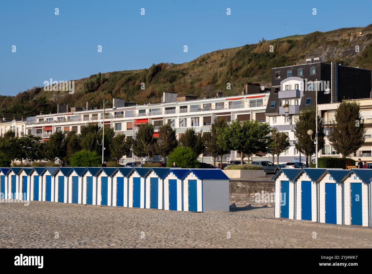 Boulogne-sur-Mer, FR - 23. September 2024: Reihen farbenfroher Strandhütten am Ufer Stockfoto