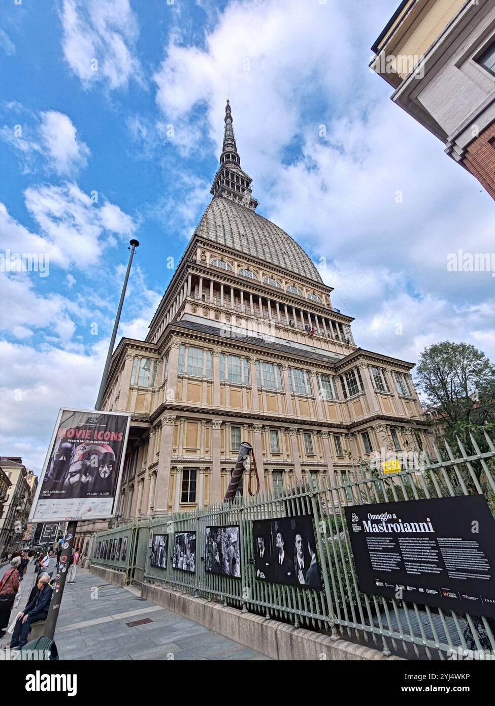 Turin, Italien - 6. Oktober 2024: Die Mole Antonelliana, ein bedeutendes Wahrzeichen in Turin, Italien, benannt nach ihrem Architekten Alessandro Antonelli. Stockfoto