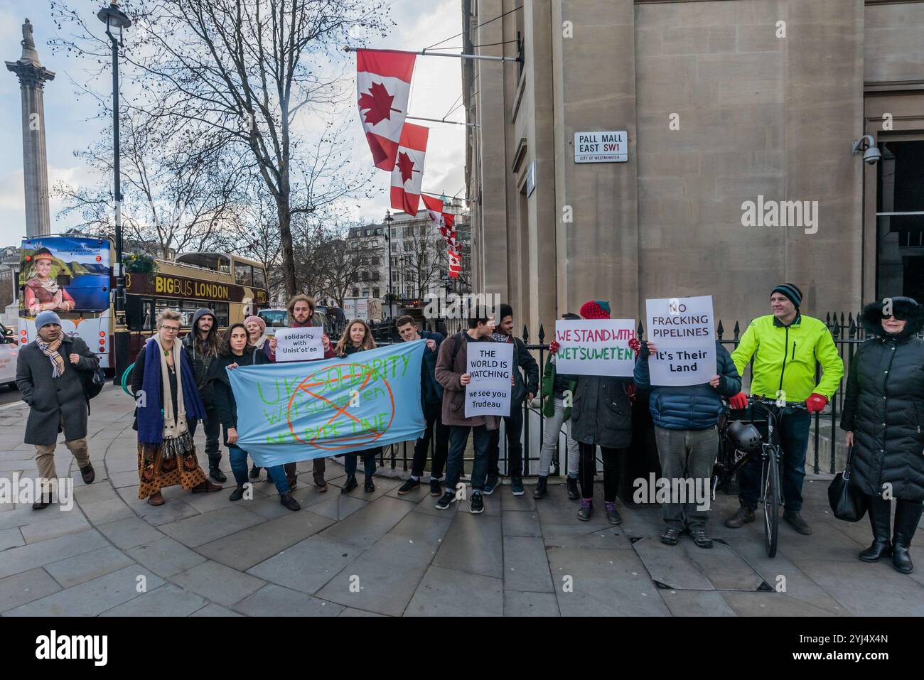 London, Großbritannien. Januar 2019. Aktivisten der kanadischen Botschaft protestieren in Solidarität mit den Wet'suwet'en von British Columbia, von denen 14 mit der Waffe verhaftet wurden, weil sie den Bau einer Pipeline gestoppt hatten, um frackiertes Gas durch ihre Heimat zu transportieren. Diese Ureinwohner haben nie Verträge mit Kanada unterzeichnet oder Rechte und Titel auf diese Länder aufgegeben und sie sagen, Kanada verletzt das Anuk Nu'at'en (Wet'suwet'en-Gesetz) und seine eigenen Kolonialgesetze. Sie sagen, dass das Erdgas-Pipeline-Projekt bis 2030 8,6 Millionen Tonnen CO2-Verschmutzung pro Jahr erhöhen wird, was das Klima enorm erhöht Stockfoto