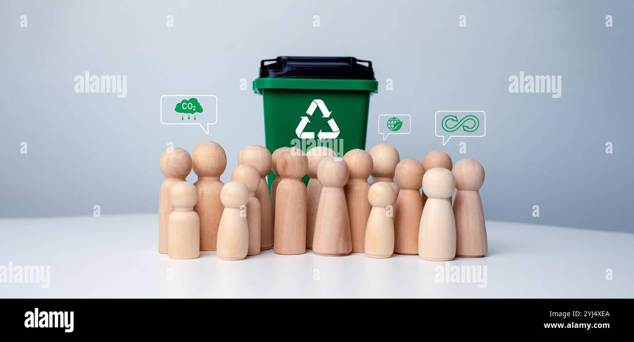 Holzpuppen zeigen das Konzept von Umweltschutz und Recycling, Abfallsortierung und Nachhaltigkeitskonzept, Recycling, nachhaltiges Wohnen und e Stockfoto