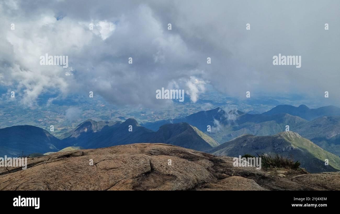 Ein majestätischer Blick vom Pico da Bandeira, dem dritthöchsten Gipfel Brasiliens, in Espírito Santo. Stockfoto