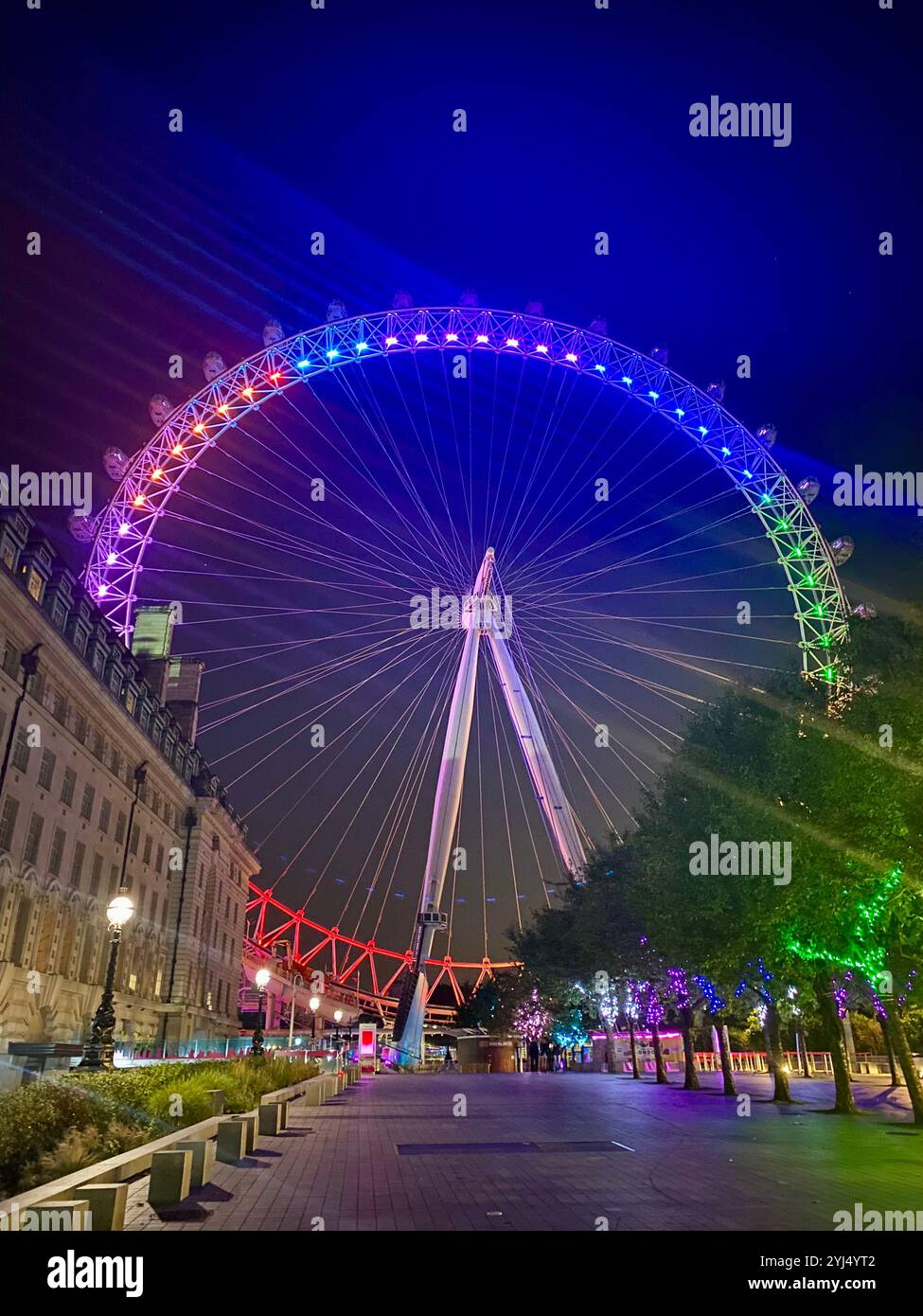 Das London Eye leuchtet nachts auf! - Smartphone-aufgenommenes Stockfoto