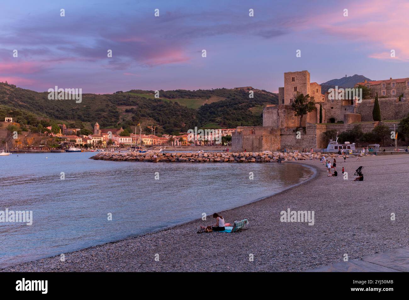 Blick auf den Strand von Collioure mit Chateau Royal im Hintergrund, Pyrenäen Orientales, Roussillon, Occitanie, Frankreich, Europa Stockfoto