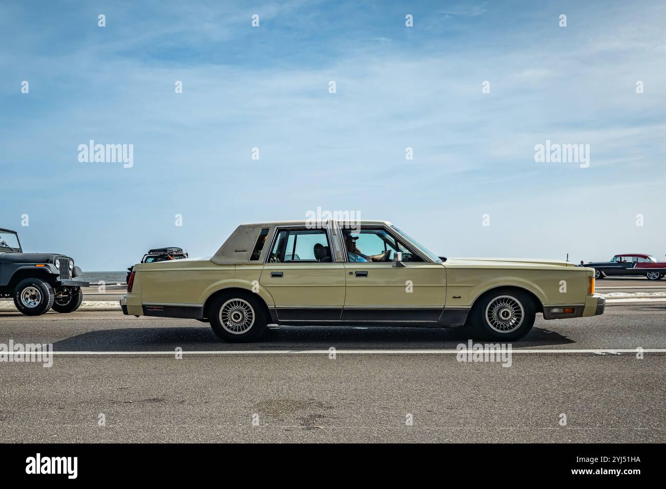 Gulfport, MS - 04. Oktober 2023: Weitwinkel-Seitenansicht einer Lincoln Town Car Signature Series aus dem Jahr 1989 auf einer lokalen Autoshow. Stockfoto