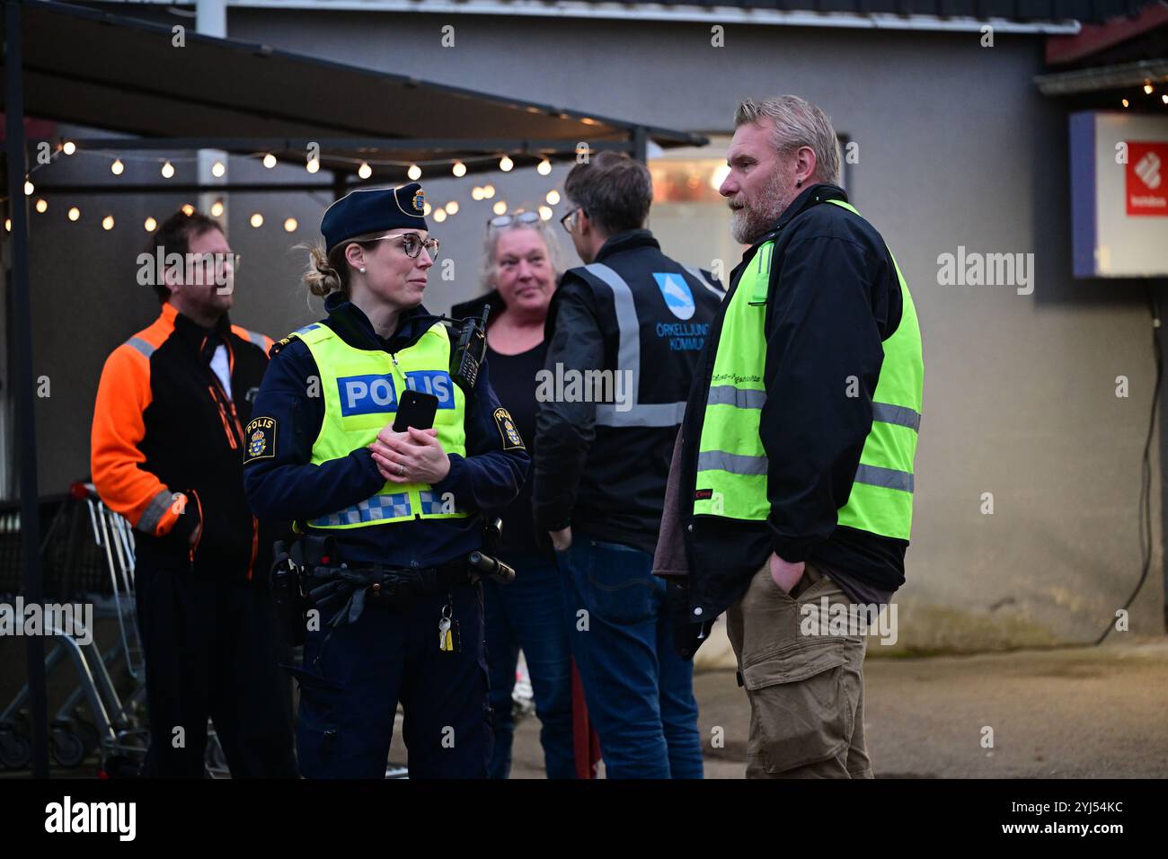 Skånes-Fagerhult, Skåne, Schweden. November 2024. Polizeiarbeit in der Gemeinschaft. Outreach-Veranstaltung, um Bürger zu befragen und Feedback zu erhalten. Stockfoto