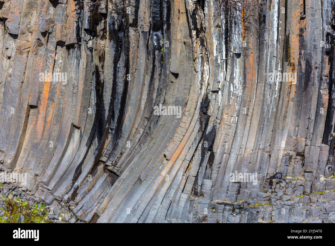 Vulkanische Basaltsäulen aus nächster Nähe im Studlagil Canyon (Basalt Canyon), Island. Stockfoto