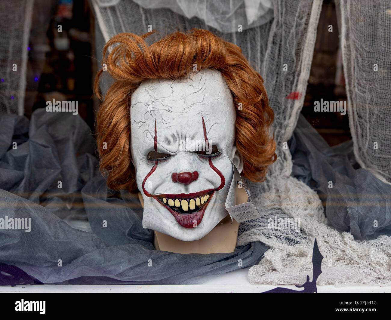 Joker Maske in einem Schaufenster in Thirsk, North Yorkshire Stockfoto