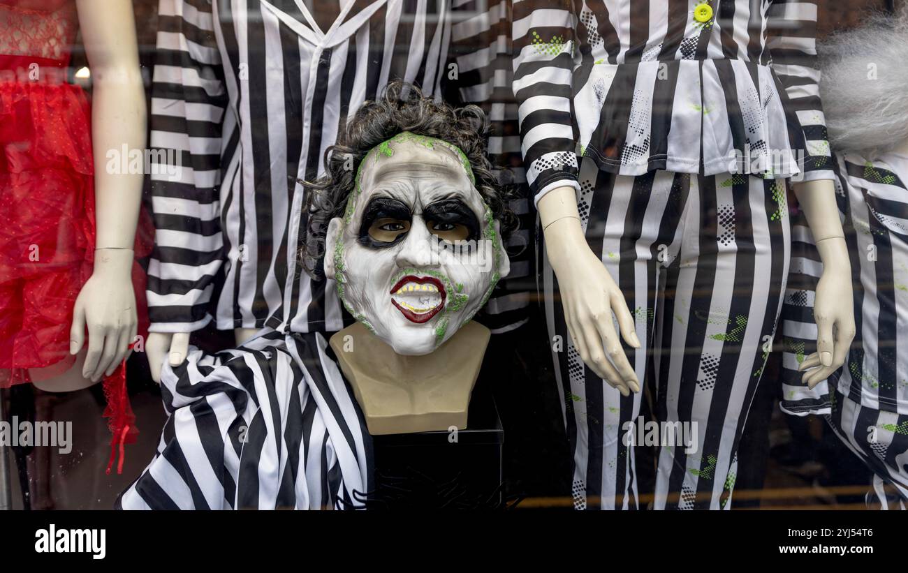 Beetlejuice Maske in einem Schaufenster in Thirsk, North Yorkshire Stockfoto