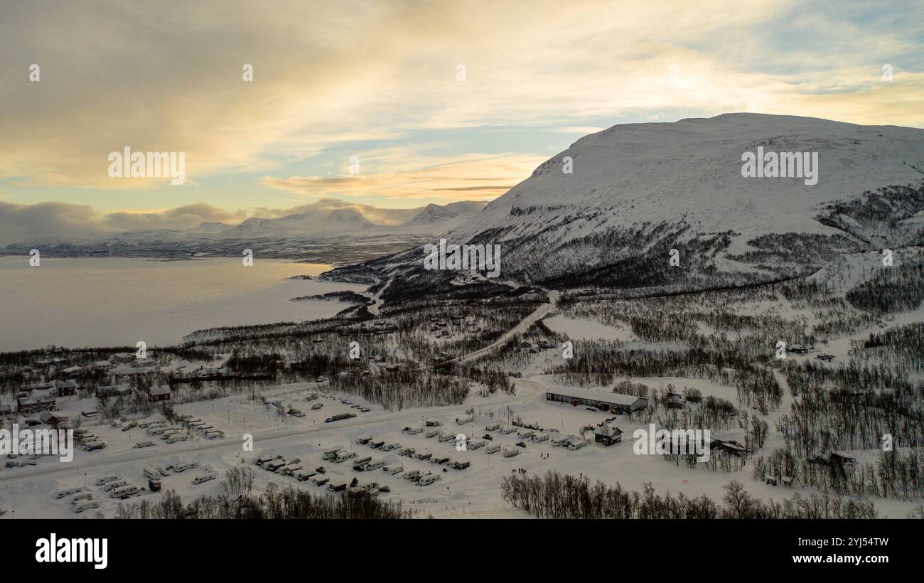 Winteransicht des Abisko-Nationalparks, Gemeinde Kiruna, Lappland, Norrbotten County, Schweden, aus Drohne geschossen, mit Straße und Bergen. Hochwertige Fotos Stockfoto