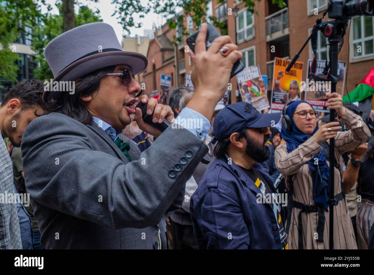 London, Großbritannien. Juni 2019. Die jährliche Demonstration zum Al-Quds-Tag zur Unterstützung des unterdrückten Volkes Palästinas trifft sich im Innenministerium und machte sich schließlich auf zu einer Kundgebung in der Downing St. die Veranstaltung, die 1979 im Iran begonnen wurde, sagte Imam Khomeini, dass es nicht nur um Jerusalem geht, sondern „einen Tag, an dem die Unterdrückten sich erheben und gegen die Arroganten aufstehen“. Wie üblich gab es Proteste von zionistischen und rechten Gruppen gegen die Veranstaltung, die versuchten, den marsch zu blockieren, aber von der Polizei gezwungen wurden, sich langsam vor ihm zu bewegen. Stockfoto